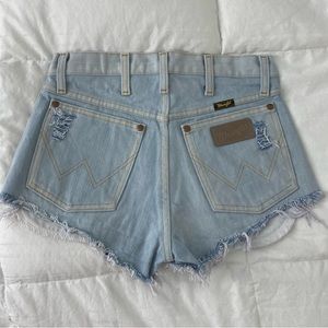 Wrangler modern women’s light wash heritage frayed hem shorts